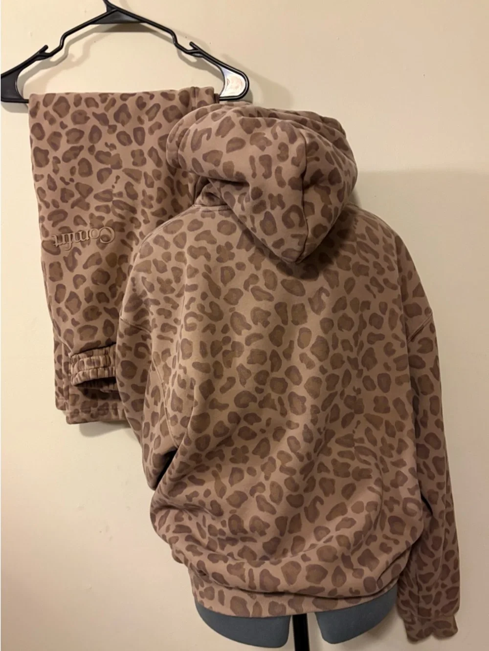 Leopard print Comfrt Hoodie and Sweatpants - Picture 3 of 5
